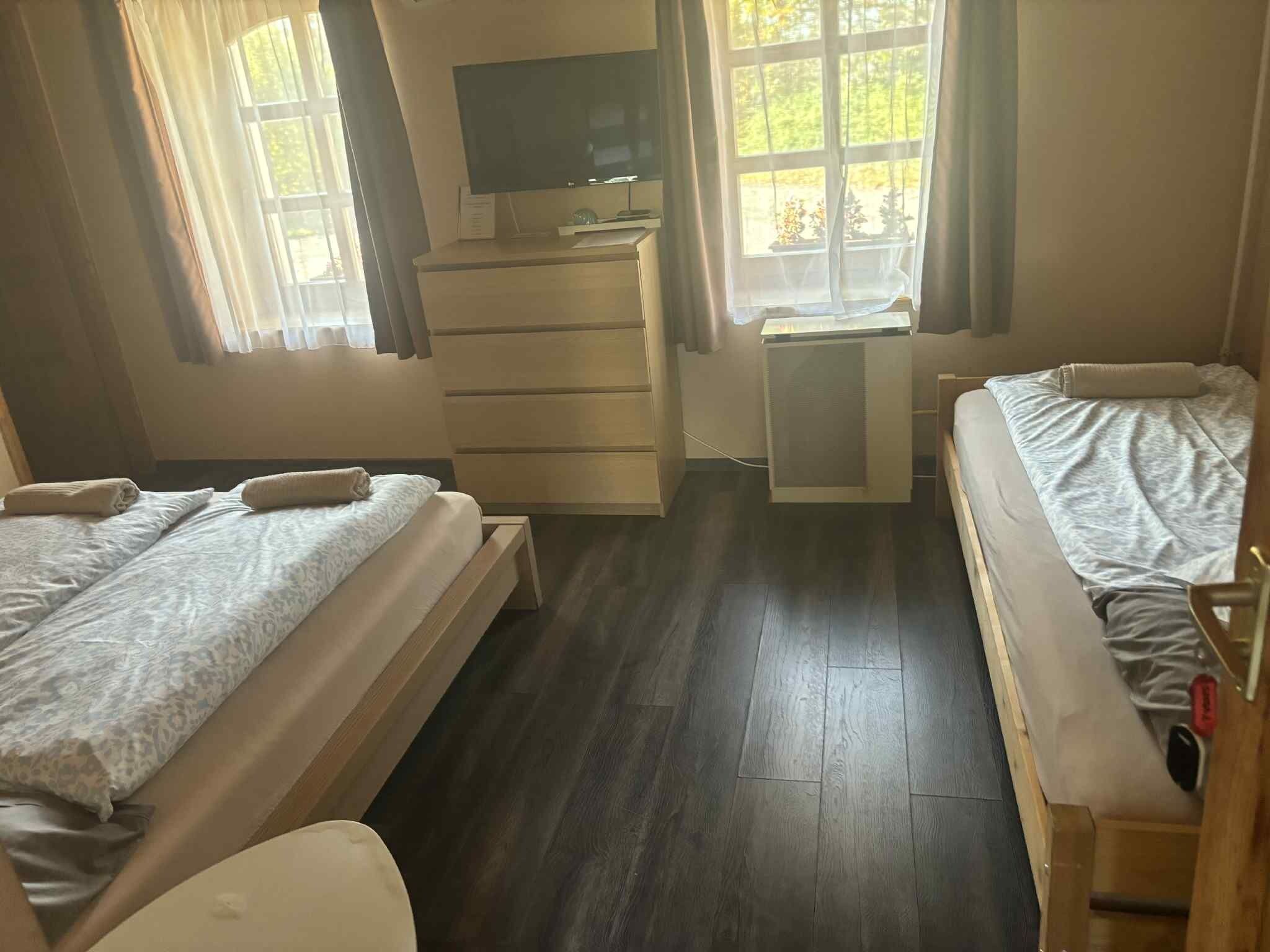 Udvarra néző Standard háromágyas szoba 4